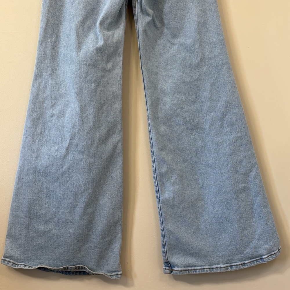 Levi’s Ribcage Bell Sits Well Together Light Wash Size 24 - Picture 9 of 14